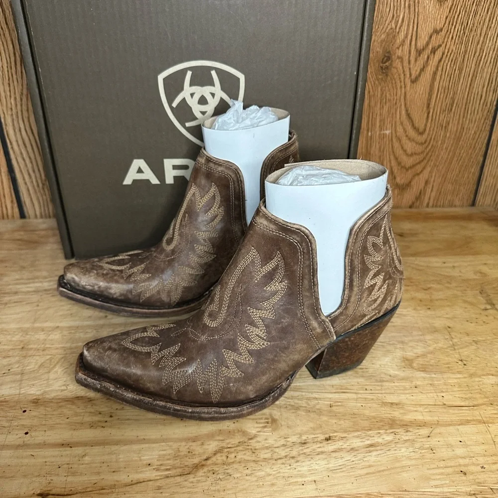 Ariat Dixon’s- Naturally Distressed Brown *NWT*
